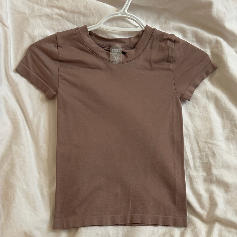 Aritzia Sunday Best Sinch Seamless tshirt